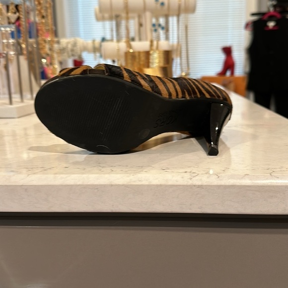 Michael KORS brown and tan zebra print heels - Picture 3 of 3